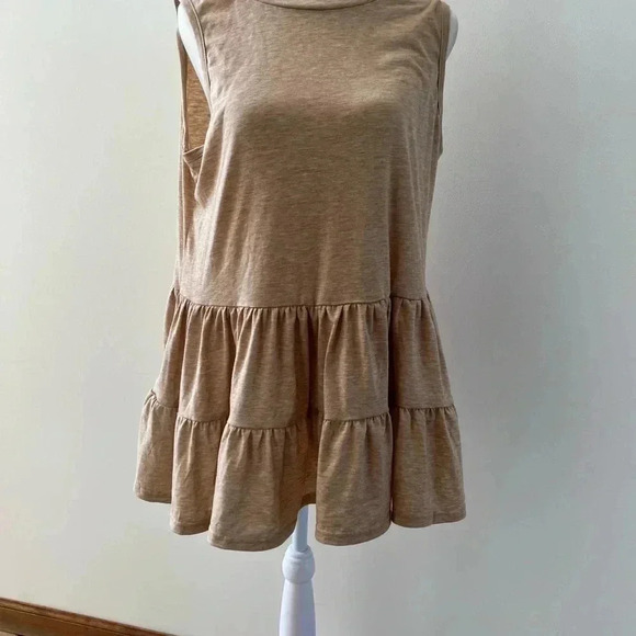 Sleeveless woman’s oatmeal color baby doll top. Size: L. - Picture 8 of 10